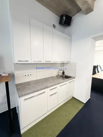 Pronájem kanceláře, Hradec Králové, třída Karla IV., 135 m2