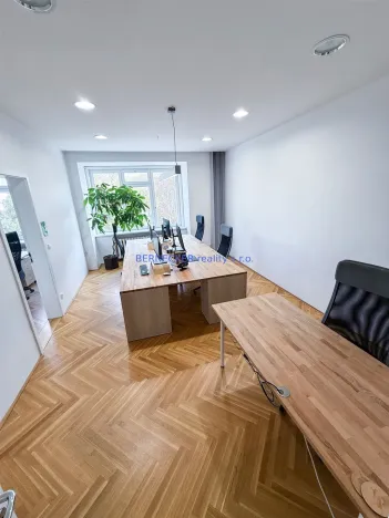 Pronájem kanceláře, Hradec Králové, třída Karla IV., 135 m2