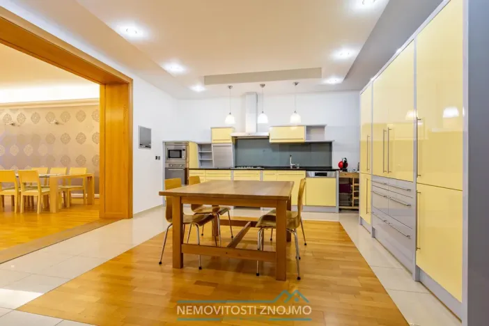 Pronájem atypického bytu, Znojmo, Horní náměstí, 260 m2