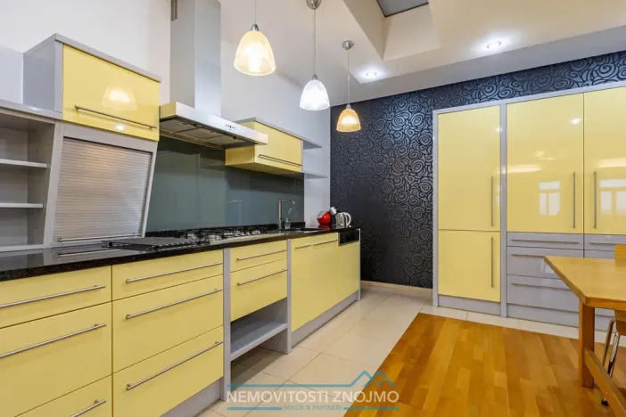 Pronájem atypického bytu, Znojmo, Horní náměstí, 260 m2