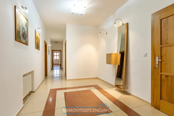 Pronájem atypického bytu, Znojmo, Horní náměstí, 260 m2