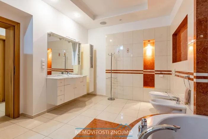 Pronájem atypického bytu, Znojmo, Horní náměstí, 260 m2