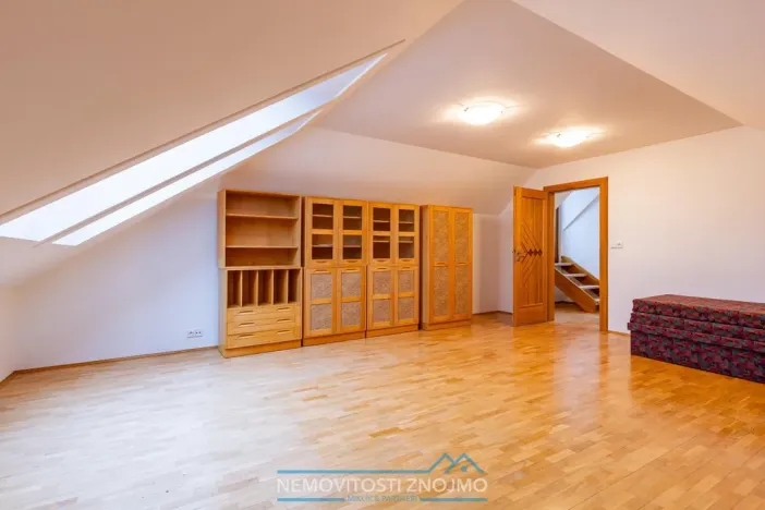 Pronájem atypického bytu, Znojmo, Horní náměstí, 260 m2