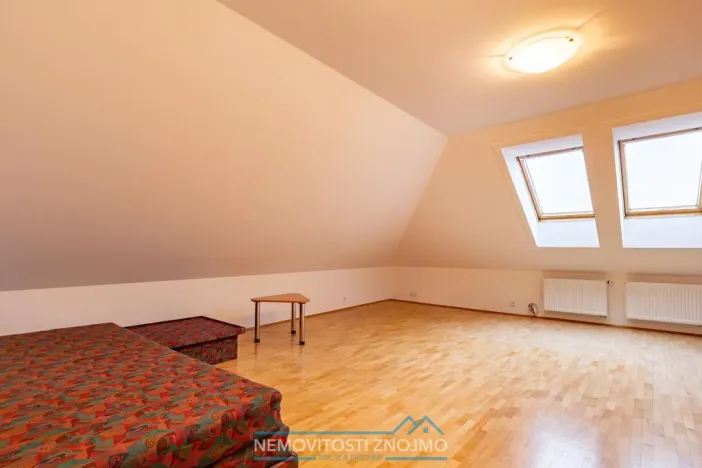 Pronájem atypického bytu, Znojmo, Horní náměstí, 260 m2