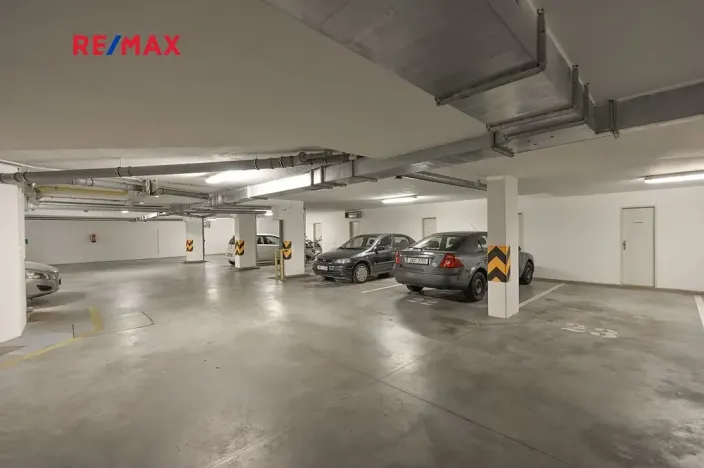 Pronájem garážového stání, Praha - Libeň, Nad Okrouhlíkem, 16 m2