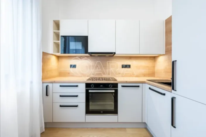 Pronájem bytu 1+kk, Praha, Pobřežní, 35 m2