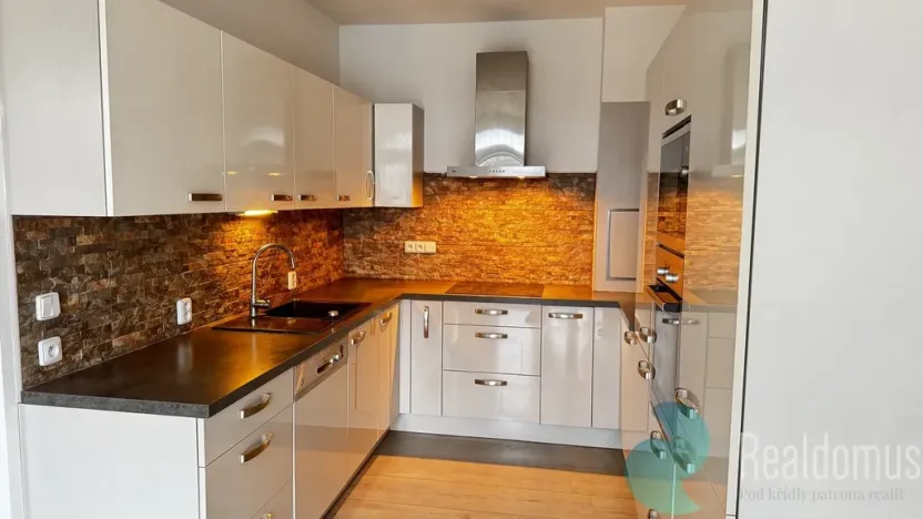 Pronájem bytu 2+1, Včelná, 79 m2