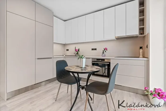 Pronájem bytu 1+kk, Zlín - Malenovice, Pod Hradem I, 32 m2