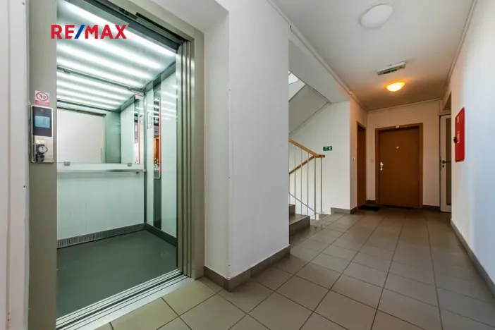 Pronájem bytu 1+kk, Praha - Suchdol, Internacionální, 41 m2