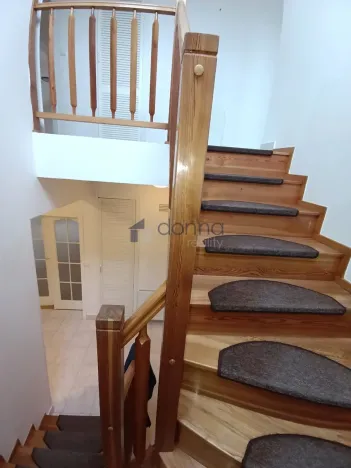 Pronájem rodinného domu, Praha, K vinicím, 251 m2