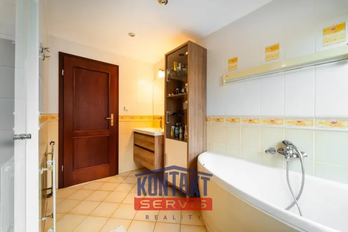 Pronájem rodinného domu, Dubné, 261 m2