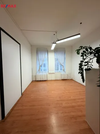 Pronájem kanceláře, Karlovy Vary, Krymská, 24 m2