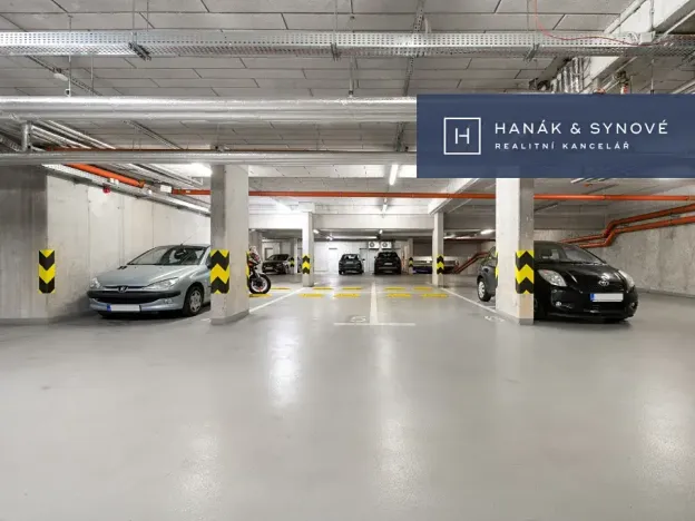 Pronájem garážového stání, Brno, Mojmírovo náměstí, 15 m2