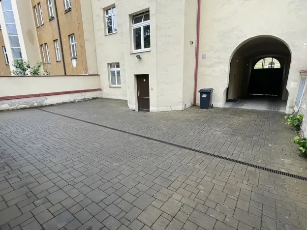 Pronájem garážového stání, Praha - Vinohrady, Rybalkova, 20 m2