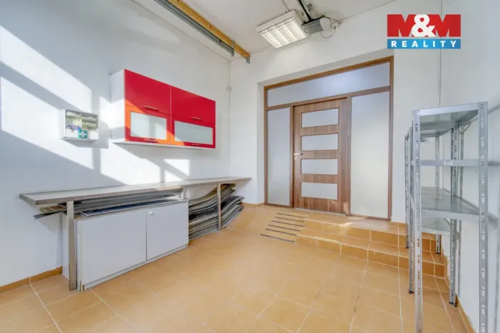 Prodej obchodního prostoru, Praha - Uhříněves, Přátelství, 490 m2