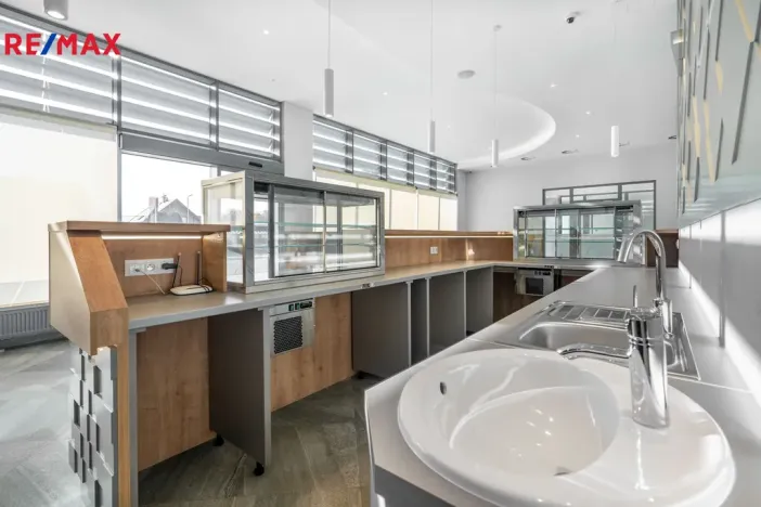 Prodej komerční nemovitosti, Karlovy Vary, 1967 m2