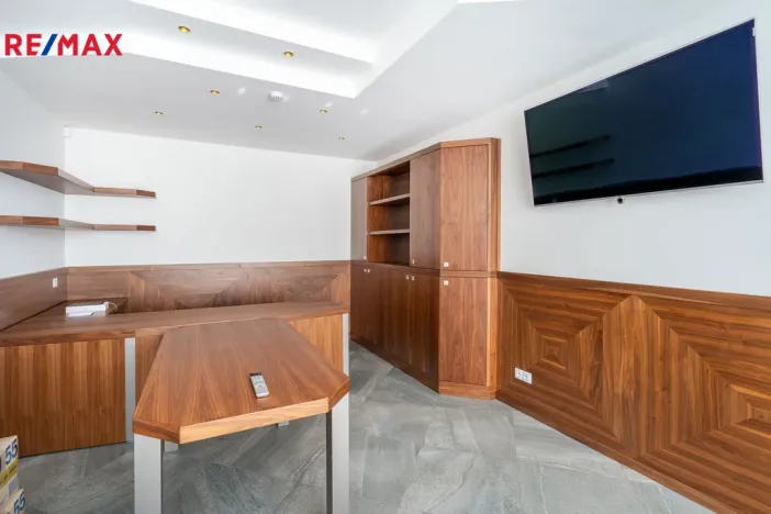 Prodej komerční nemovitosti, Karlovy Vary, 1967 m2