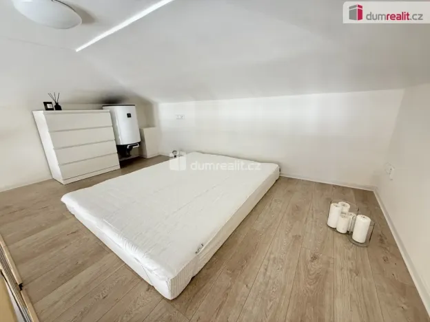 Pronájem bytu 1+kk, Praha - Smíchov, Na Valentince, 42 m2