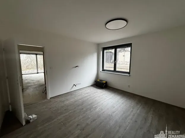 Pronájem bytu 2+kk, Jesenice, Hlavní, 42 m2