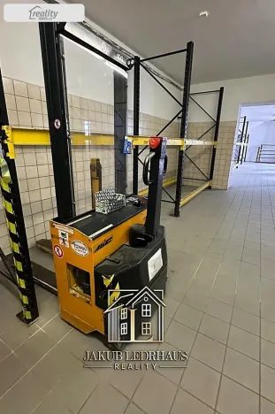 Pronájem skladu, Praha, Libušská, 1900 m2