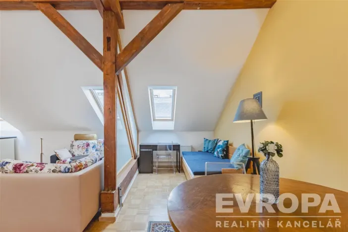 Prodej atypického bytu, Praha - Staré Město, U Dobřenských, 63 m2