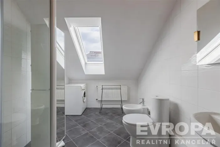 Prodej atypického bytu, Praha - Staré Město, U Dobřenských, 63 m2