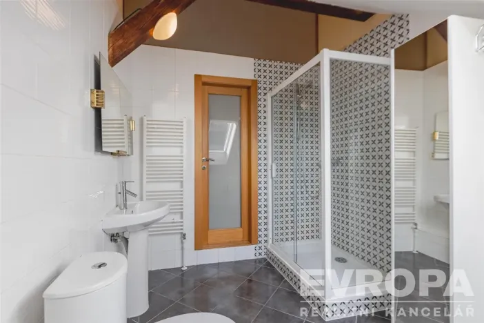 Prodej atypického bytu, Praha - Staré Město, U Dobřenských, 63 m2