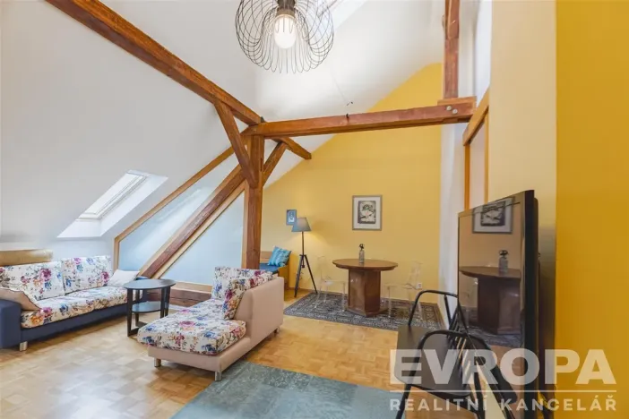 Prodej atypického bytu, Praha - Staré Město, U Dobřenských, 63 m2