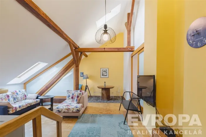 Prodej atypického bytu, Praha - Staré Město, U Dobřenských, 63 m2