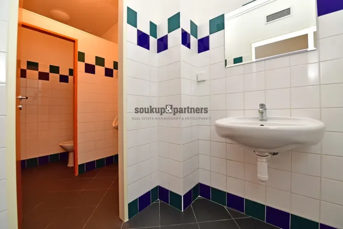 Pronájem kanceláře, Praha - Karlín, Pobřežní, 125 m2