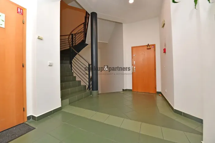 Pronájem kanceláře, Praha - Karlín, Pobřežní, 125 m2