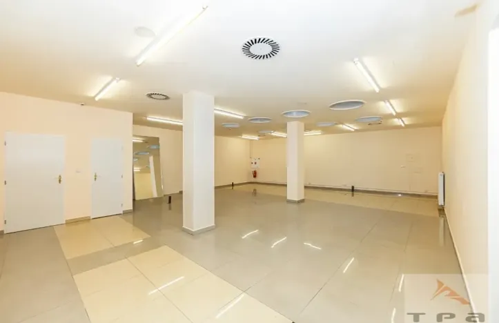Pronájem obchodního prostoru, Karlovy Vary, Divadelní náměstí, 100 m2