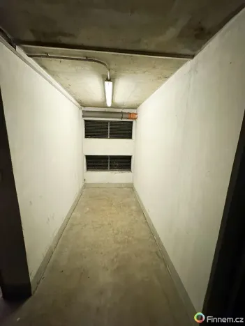 Pronájem garáže, Praha - Košíře, Zahradníčkova, 50 m2