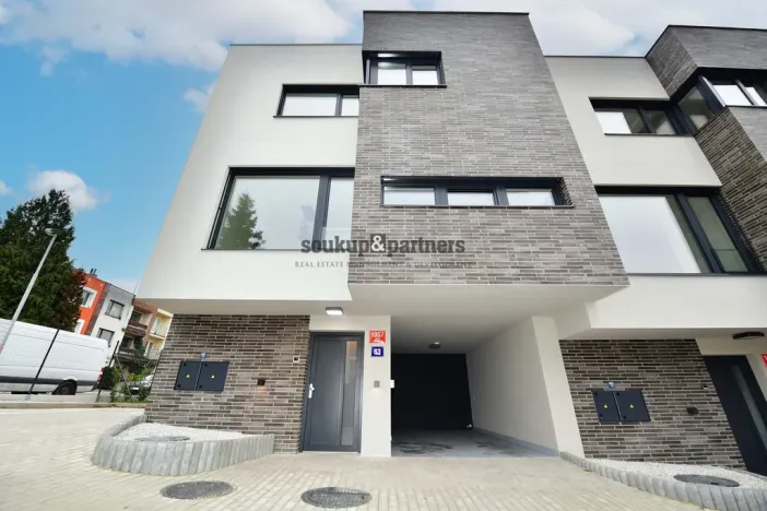 Pronájem rodinného domu, Praha - Háje, V Hájích, 220 m2