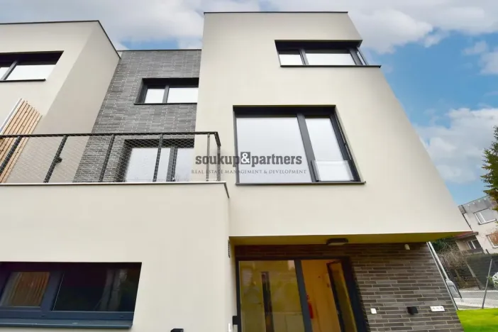 Pronájem rodinného domu, Praha - Háje, V Hájích, 220 m2