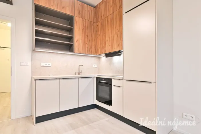 Pronájem bytu 1+kk, Brno, Komárovská, 29 m2