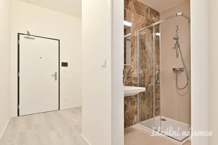 Pronájem bytu 1+kk, Brno, Komárovská, 29 m2