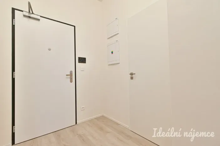 Pronájem bytu 1+kk, Brno, Komárovská, 29 m2