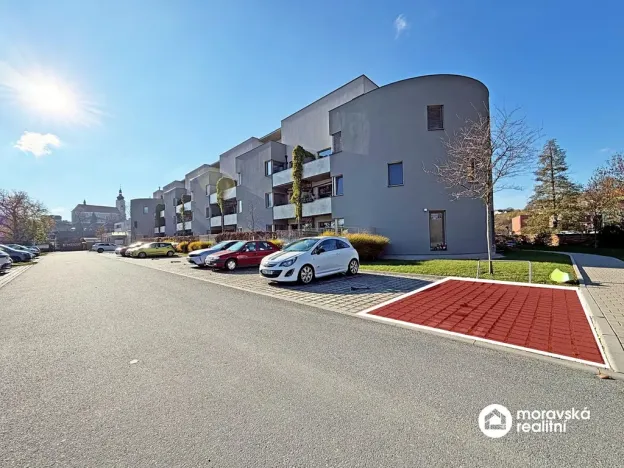 Pronájem garážového stání, Oslavany, náměstí 13. prosince, 15 m2