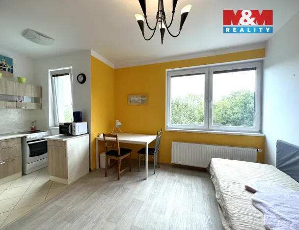 Pronájem bytu 1+kk, Praha - Hloubětín, Nademlejnská, 37 m2