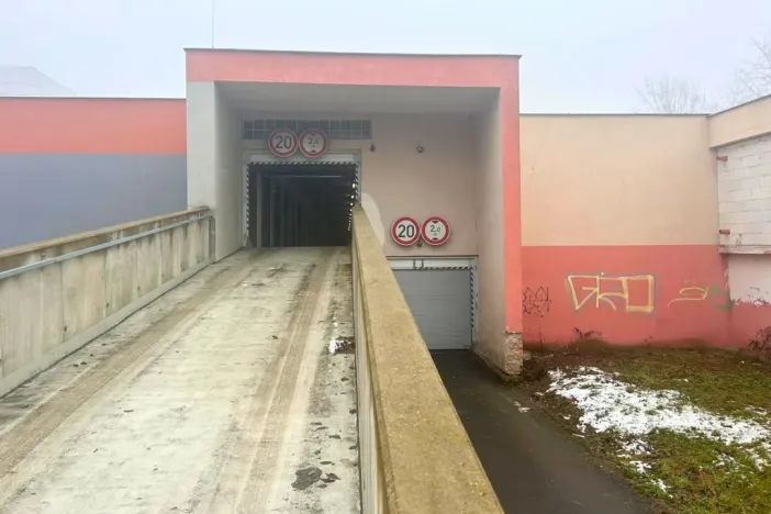 Pronájem garážového stání, Kladno - Kročehlavy, Americká, 17 m2