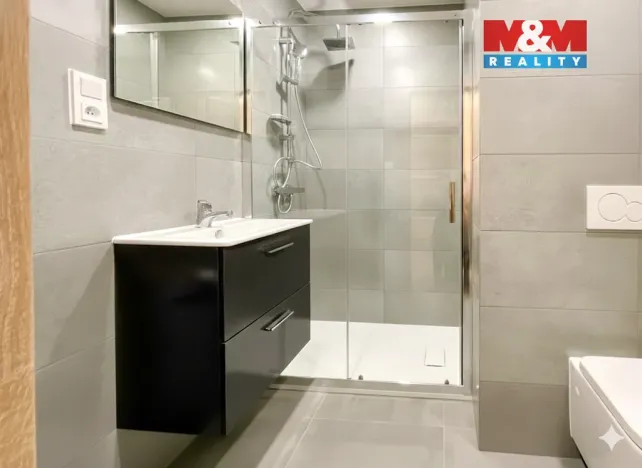 Pronájem bytu 2+kk, Praha - Kobylisy, Famfulíkova, 44 m2