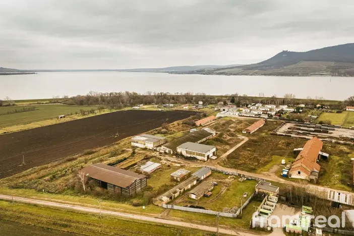 Prodej komerčního pozemku, Strachotín, 9422 m2