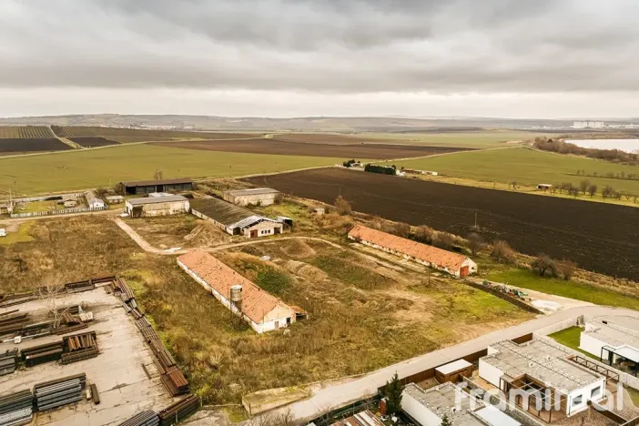 Prodej komerčního pozemku, Strachotín, 9422 m2