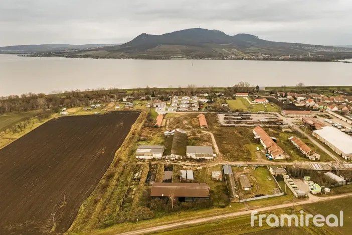 Prodej komerčního pozemku, Strachotín, 2465 m2