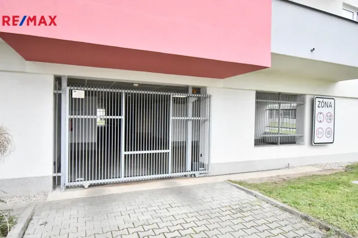 Pronájem garážového stání, Hradec Králové - Třebeš, Svatojánská, 13 m2