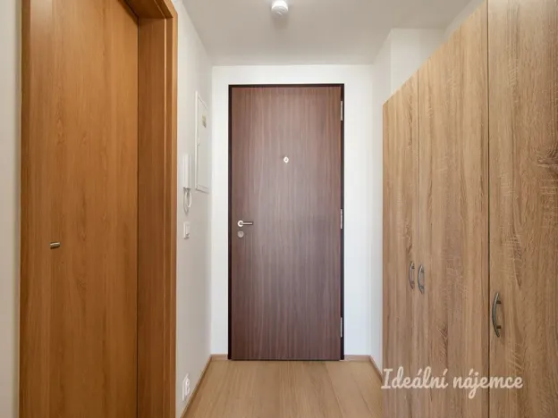 Pronájem bytu 1+kk, Praha - Modřany, Vrátnická, 38 m2