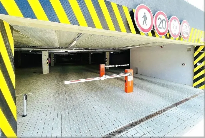 Pronájem garážového stání, Milovice - Mladá, Višňová, 14 m2