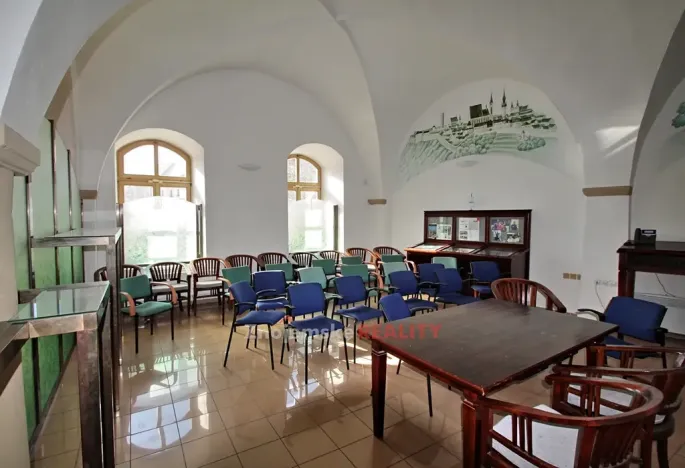 Pronájem kanceláře, Znojmo, 1000 m2