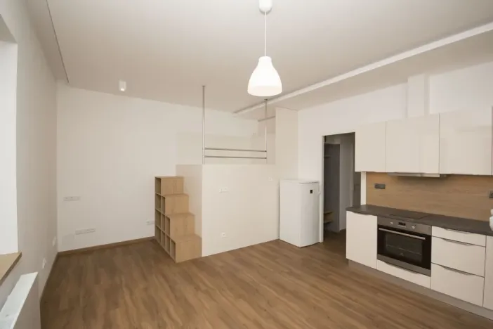 Pronájem bytu 1+kk, Praha - Smíchov, Radlická, 34 m2